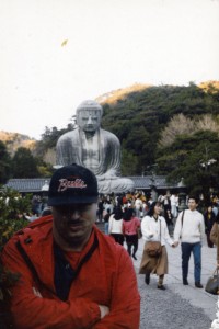 The author at Kamakura, half a lifetime ago. Careful coordination of knock-off NBA cap with wrinkled windbreaker was a serious concern among fashion-conscious young men of that era.